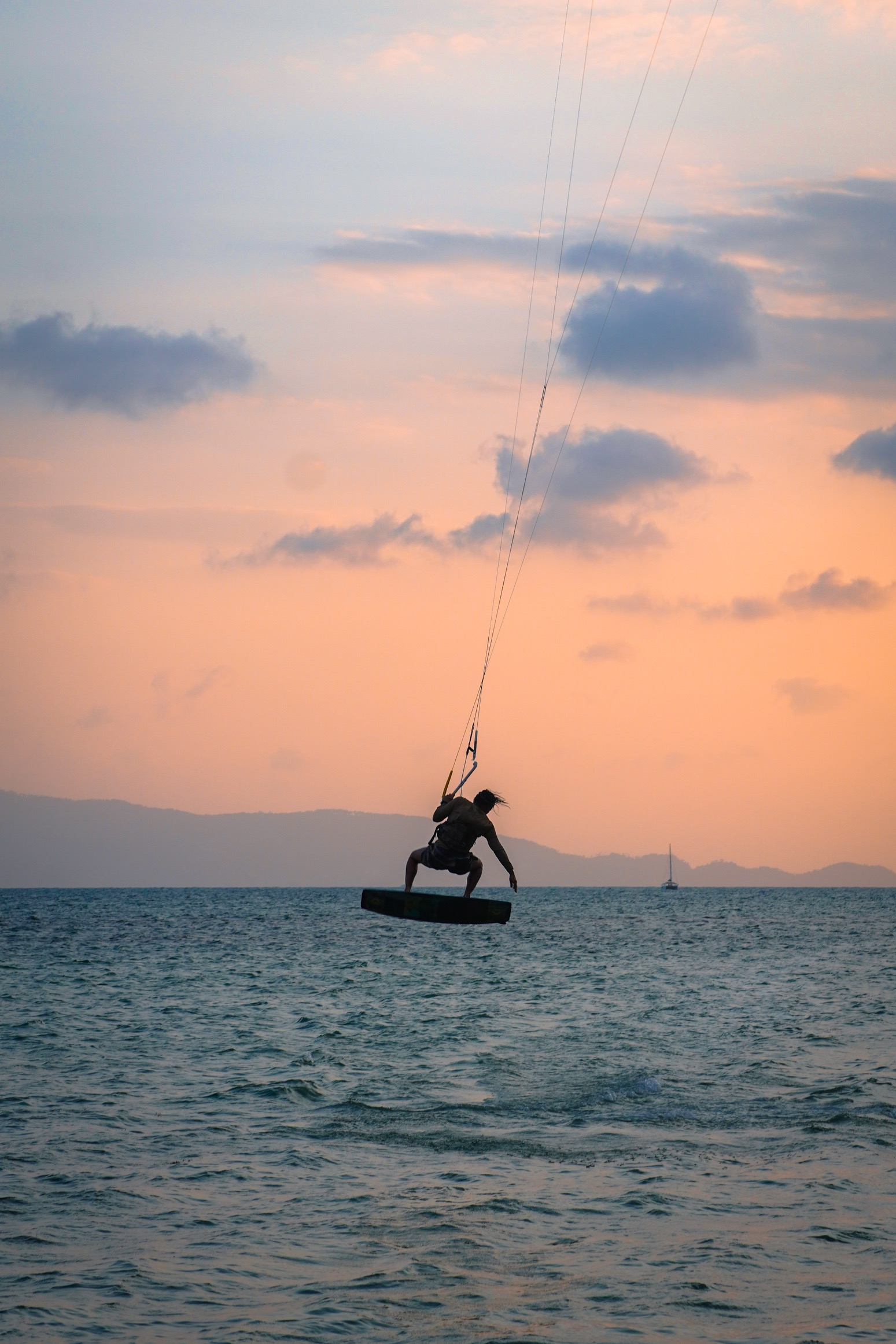 Dawid teaching a kitesurfing lesson in Koh Phangan